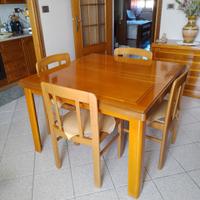 Tavolo in legno con sedie 