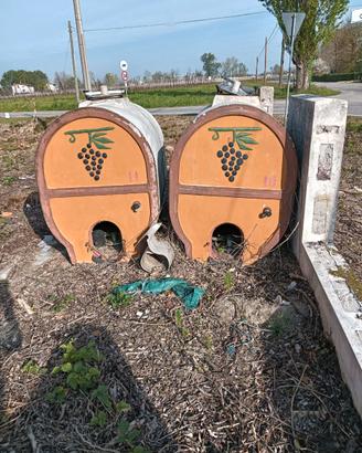2 botti in cemento per vino o altro.