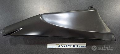 AP8138535 Fianchetto pannello laterale dx Aprilia 