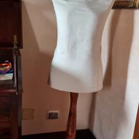 Manichino porta abiti in legno.