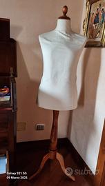 Manichino porta abiti in legno.