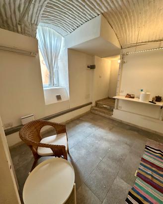 Ufficio studio seminterrato, all'interno di un aff