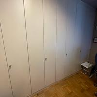 Armadio, sedie, porta documenti, cassettiera