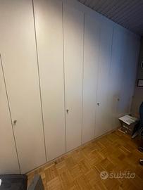 Armadio, sedie, porta documenti, cassettiera