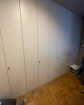 Armadio, sedie, porta documenti, cassettiera