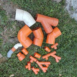 Tubi e raccordi in PVC arancione. In blocco
