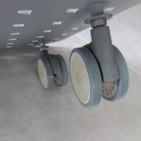 Carrellino portapc con ruote piroettanti e freno