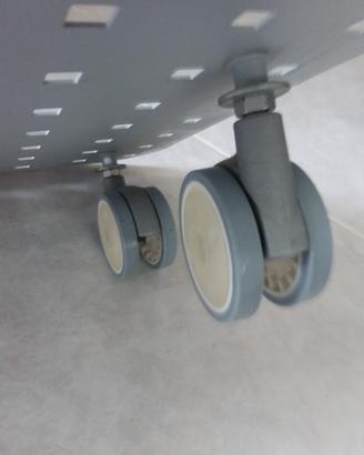 Carrellino portapc con ruote piroettanti e freno