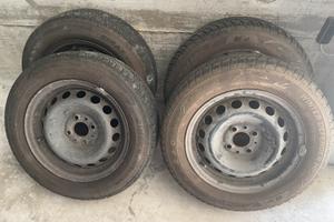 Set Gomme invernali con cerchi