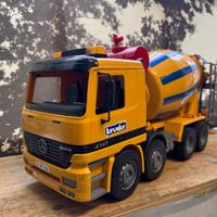 Betoniera Mercedes marca Bruder