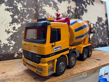 Betoniera Mercedes marca Bruder
