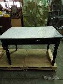 Tavolo con ripiano in marmo bianco di Carrara