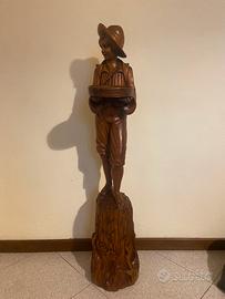Statua in legno intarsiata a mano