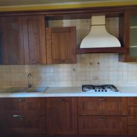 Cucina completa in legno e armadiatura a colonne