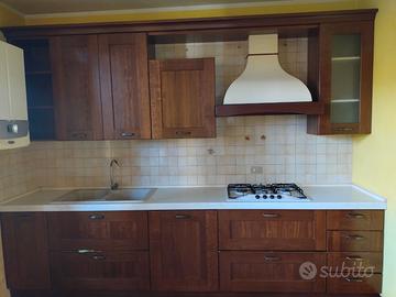 Cucina completa in legno e armadiatura a colonne