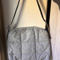 Borsa piumino grigia mai usata