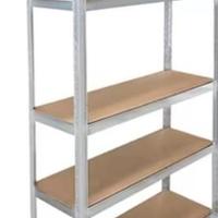 scaffale in acciaio e basi in legno 