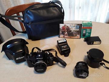 Set macchina fotografica reflex Nikon EM