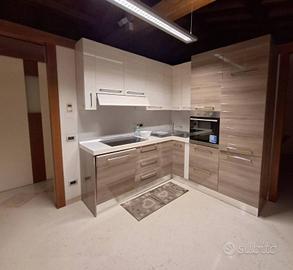 Appartamento di 300 m² con più di 5 locali a Maros