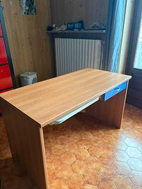 Scrivania robusta in legno