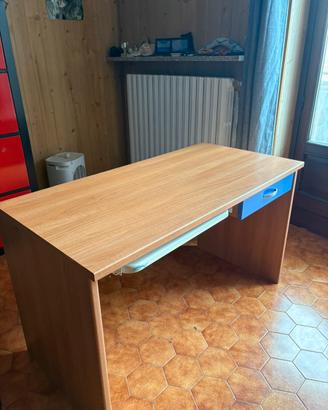 Scrivania robusta in legno