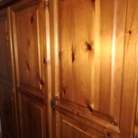 Camera da letto matrimoniale in legno.