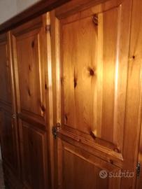 Camera da letto matrimoniale in legno.