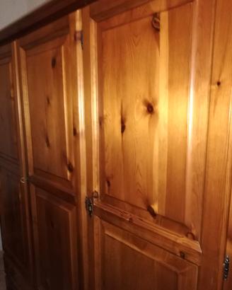 Camera da letto matrimoniale in legno.