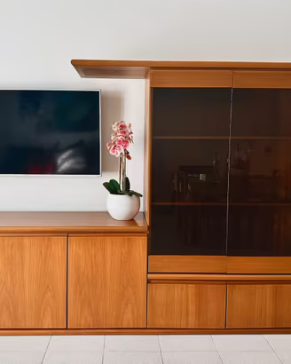 Salotto completo in legno con tavolo