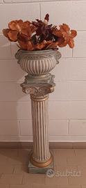 colonna  porta vaso e  vaso  in gesso con  fiori