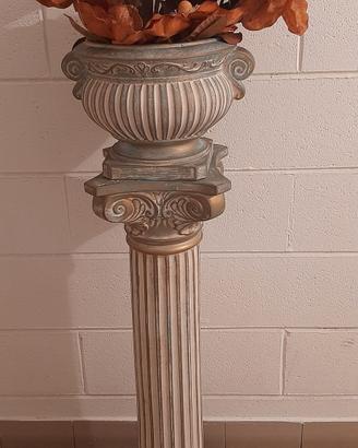 colonna  porta vaso e  vaso  in gesso con  fiori