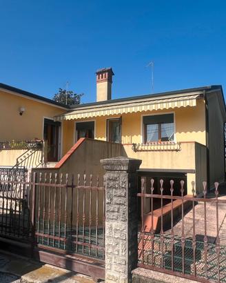 Casa singola dagli ottimi spazi con giardino