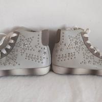 sneakers nuove con hardware metallici 
