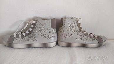 sneakers nuove con hardware metallici 