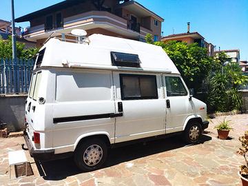 Camper compatto con portamoto interno