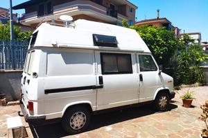 Camper compatto con portamoto interno