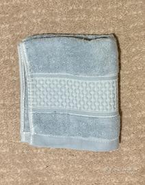 Asciugamano nuovo in spugna grigio chiaro