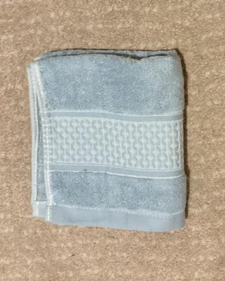 Asciugamano nuovo in spugna grigio chiaro