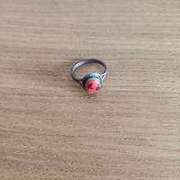 Anello con cabochon in corallo rosso e argento 
