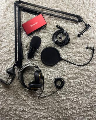 Focusrite Scarlett 2i2 + Microfono + Cuffie + Asta