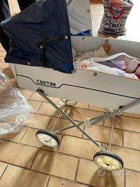 Due carrozzine con bambole anni 70