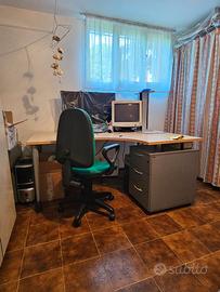 scrivania da ufficio o ufficio in abitazione