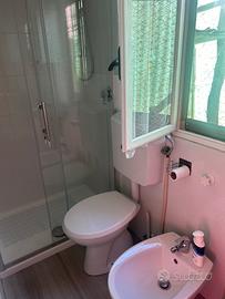 Bungalow con roulotte in camping con piscina