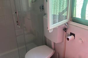 Bungalow con roulotte in camping con piscina