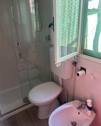 Bungalow con roulotte in camping con piscina