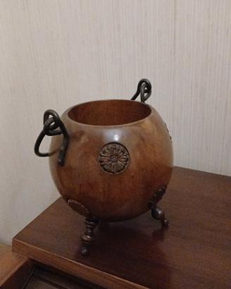 Vaso in Legno Intagliato con Piedini in Metallo
