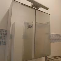 mobile bagno con mensole in vetro e ante specchio