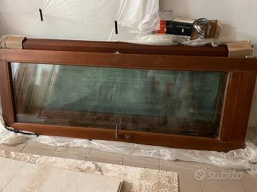 Portafinestra in legno con persiane, doppi vetri..