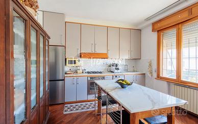 Ampio appartamento con vetrina e magazzino a Gaian