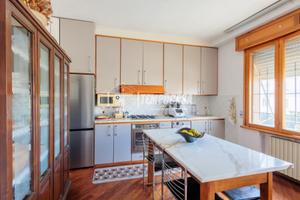 Ampio appartamento con vetrina e magazzino a Gaian